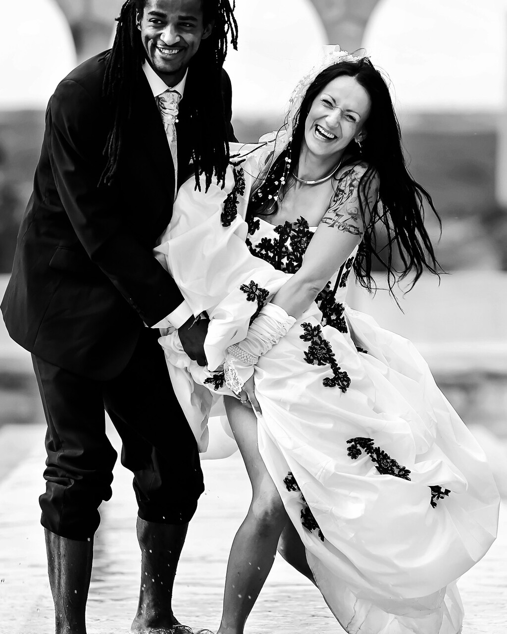 Portrait de mariée en noir et blanc avec bouquet réalisé à Nantes