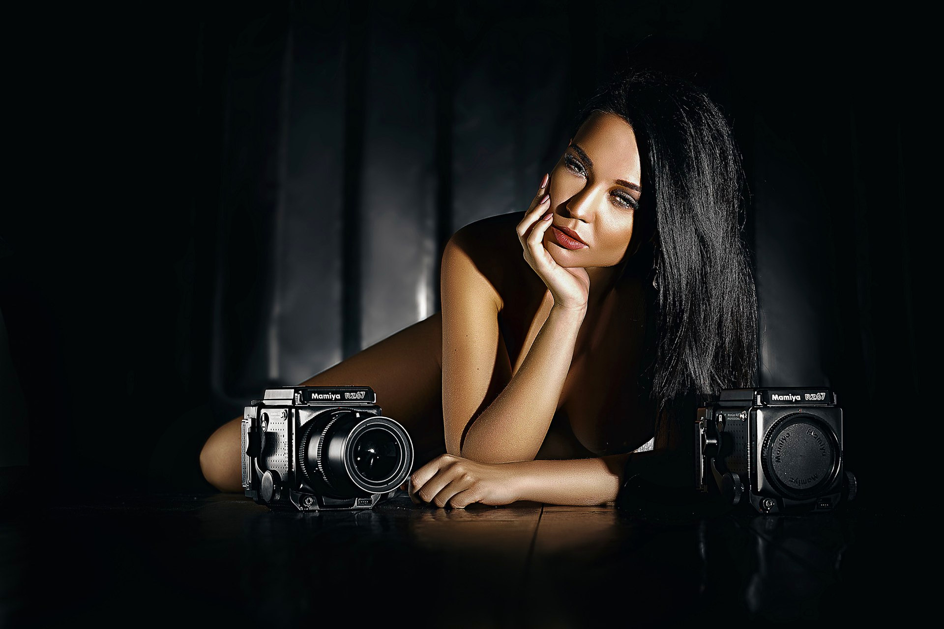 Portrait éditorial en clair-obscur avec deux Mamiya RZ67 pour un client de Nantes