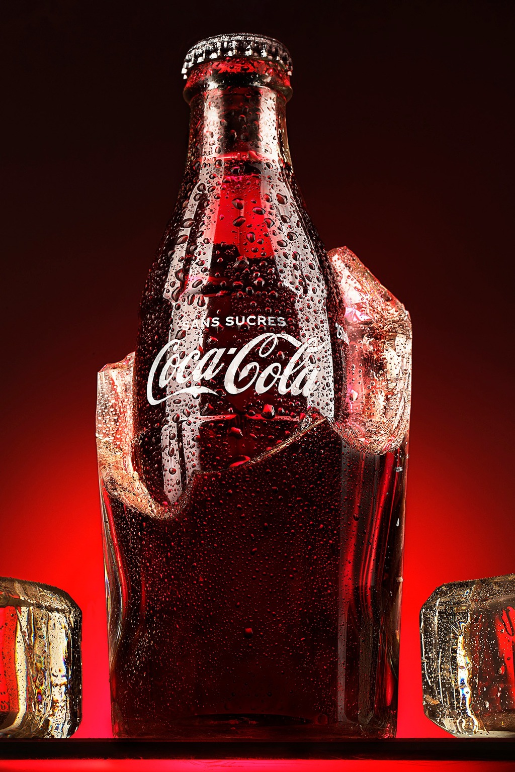 Packshot publicitaire de bouteille de soda sur glace, photographie produit en studio mobile à Nantes